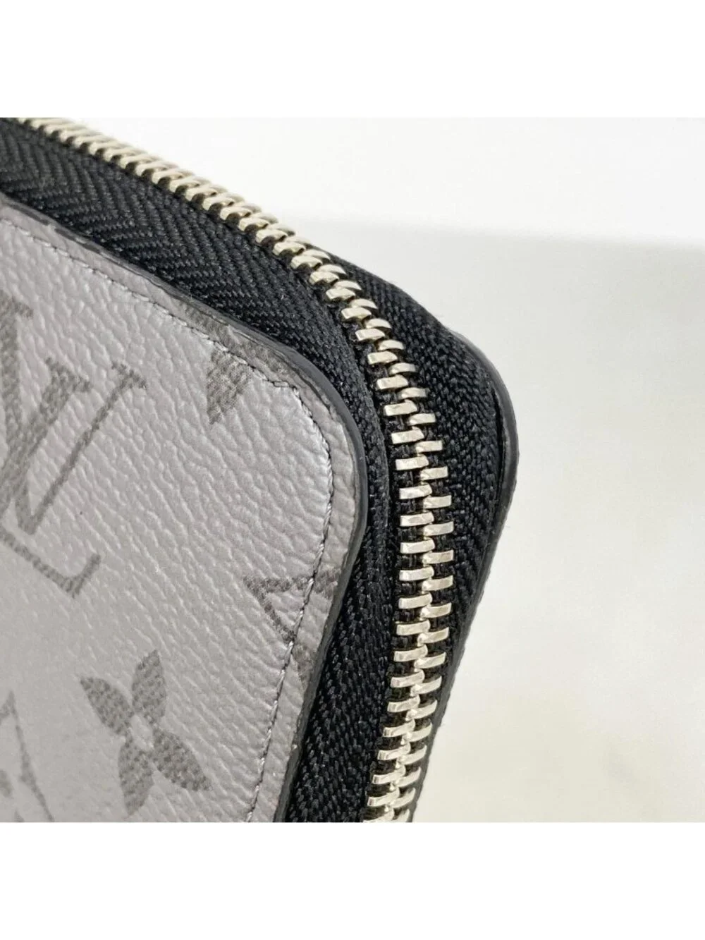 Louis Vuitton Wallet Taigarama Zippy Vertical Silver